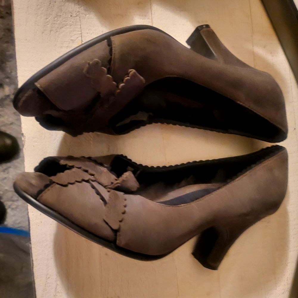 Aerosoles Olive Green Suede Peep-Toe Heels in Sz 8 in Great Condition